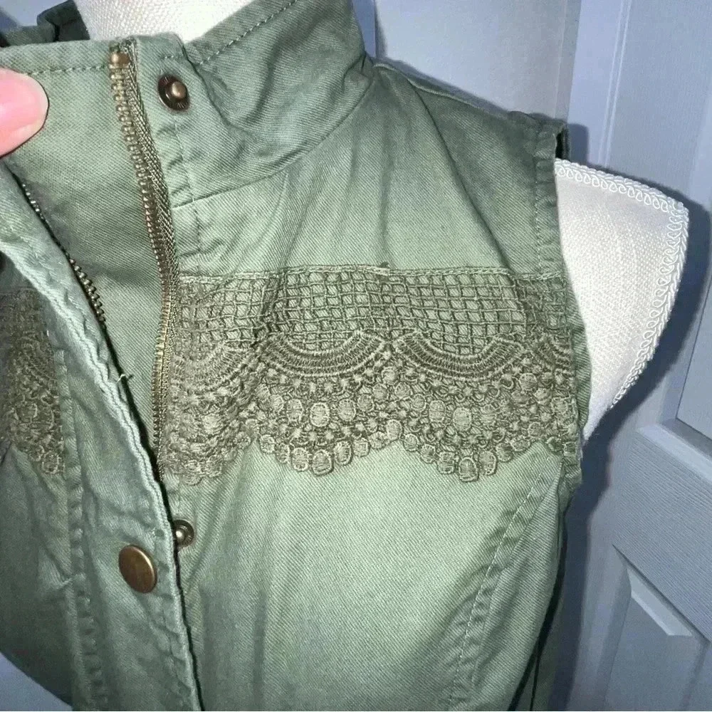 Market & Spruce Olive Sleeveless Vest with pockets and crochet lace deta…